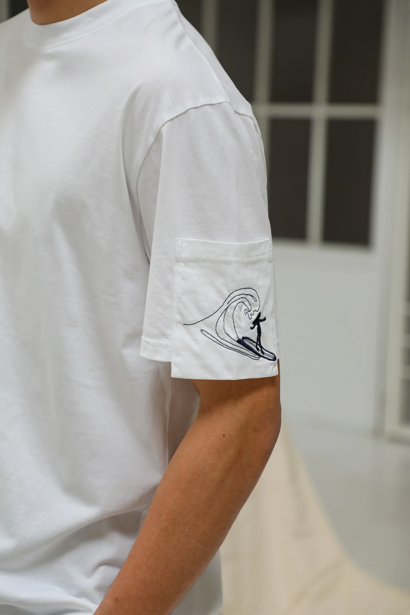 Trendy Pocket T-Shirt Detail White - Image 5