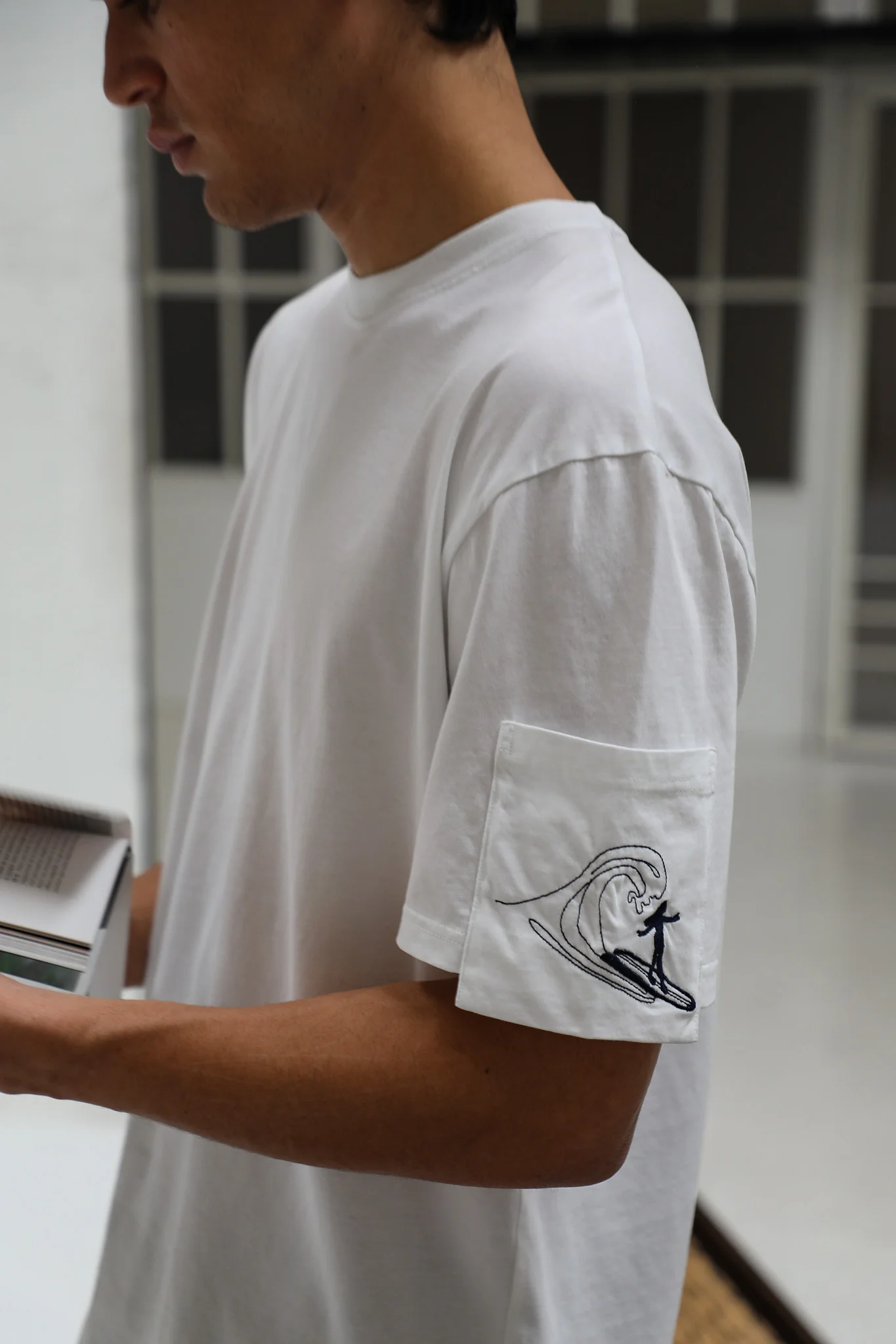 Trendy Pocket T-Shirt Detail White - Image 9